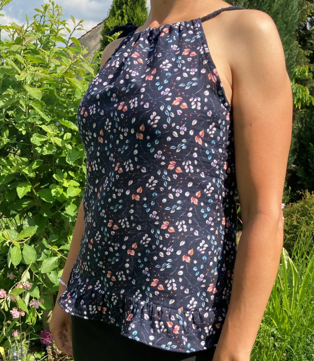 Top z mušelínu lístečky na černé