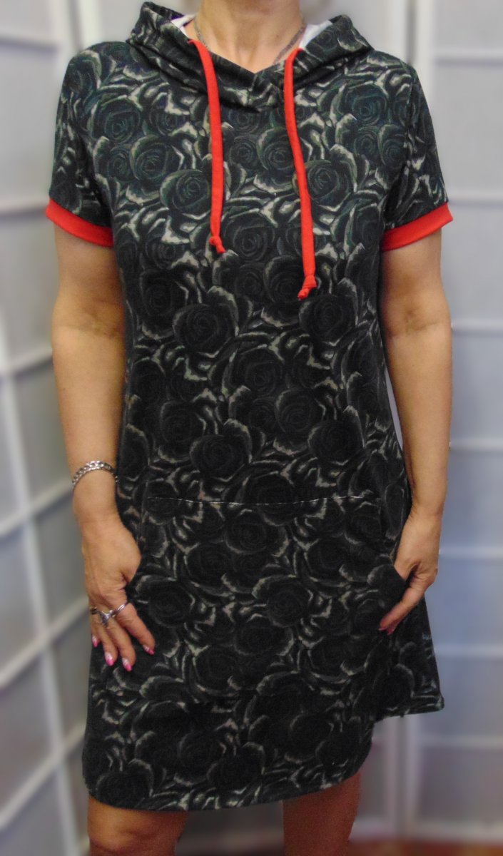 Šaty s kapucí - černé růže (bavlna)