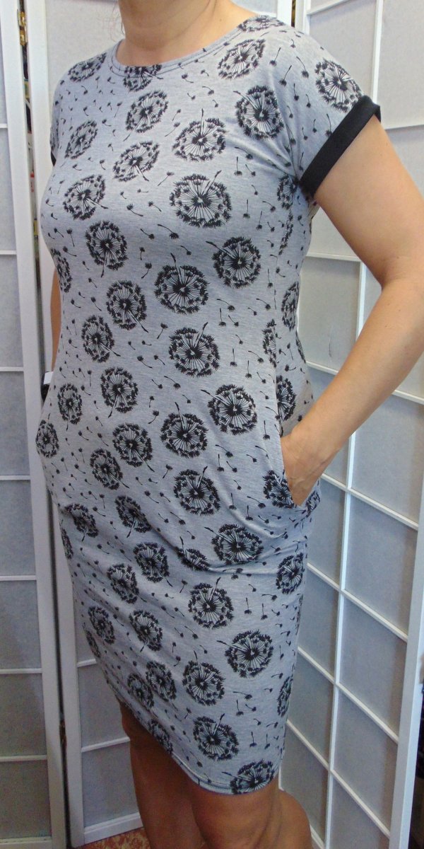 Šaty s kapsami - pampelišky na šedé (bavlna)