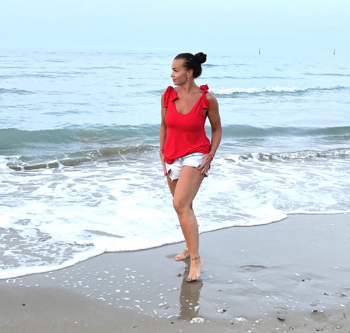 Zvonový top s vázáním na ramenou červený