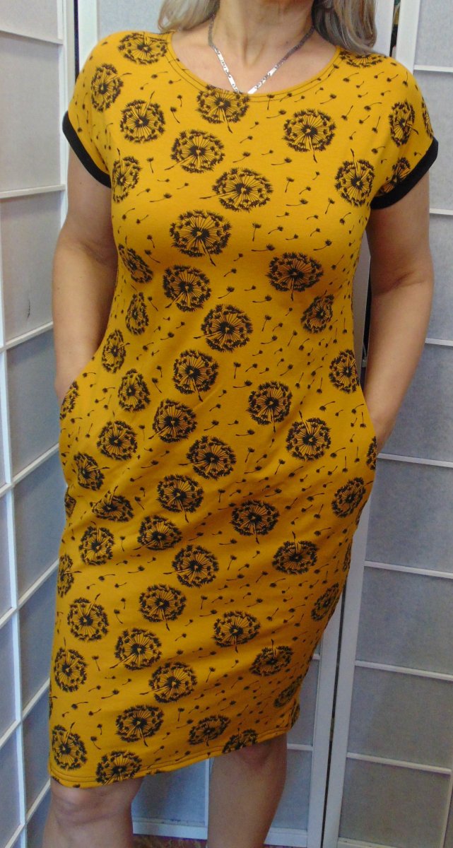 Šaty s kapsami - pampelišky na hořčicové (bavlna)