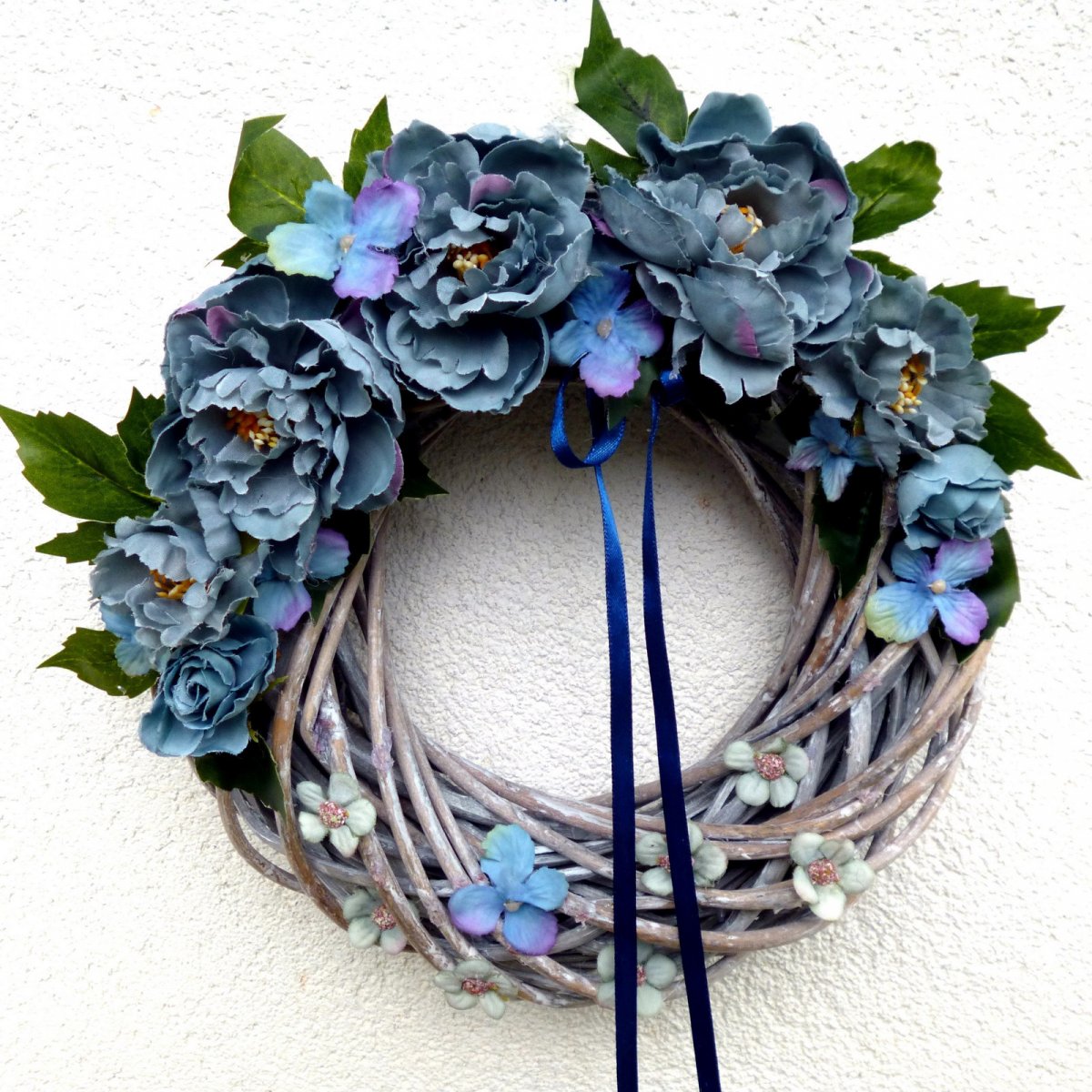 Modré z nebe_ věnec s pivoňkami a hortenzií