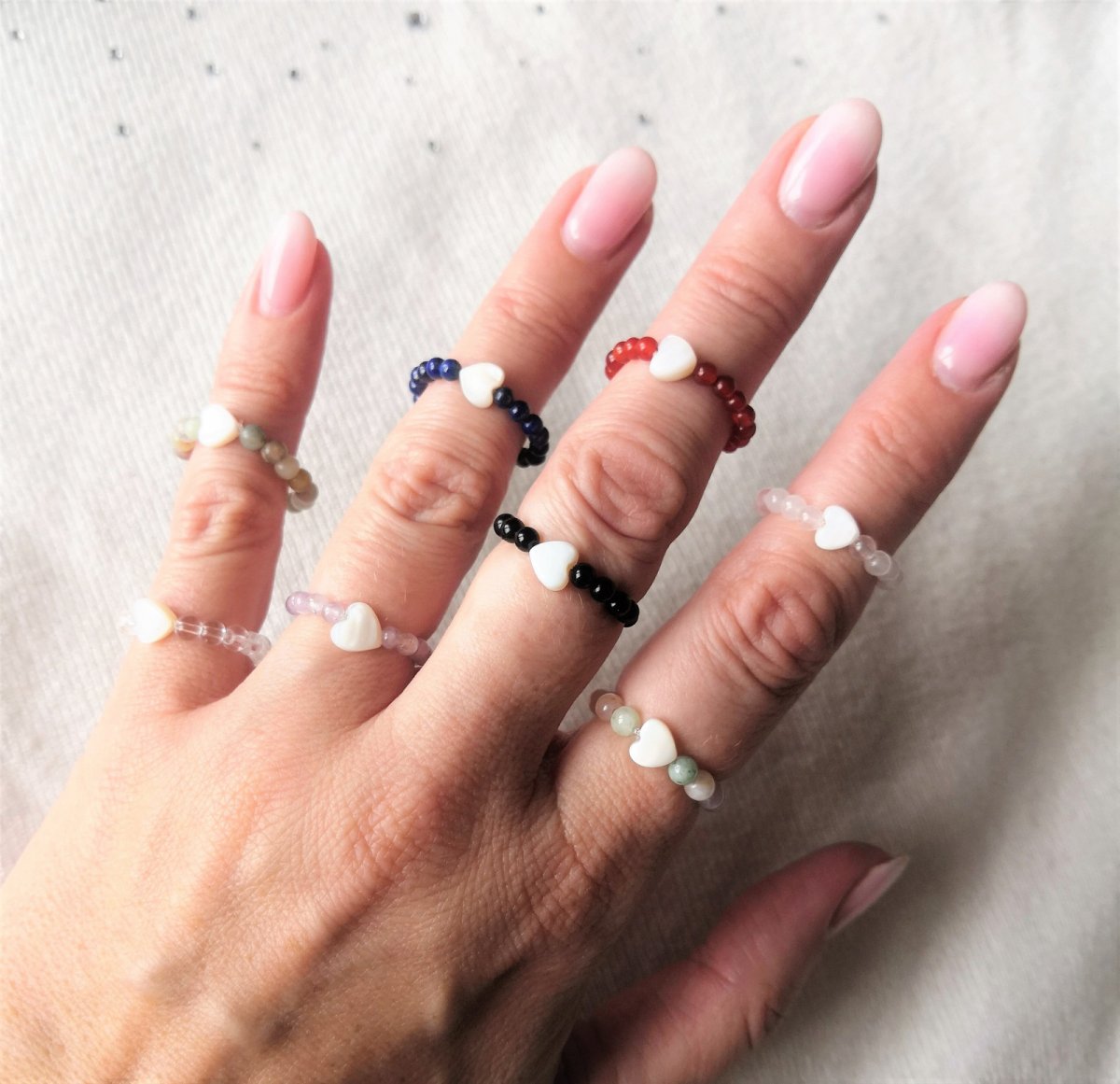 Prstýnky z minerálů a srdíčkem z perleti