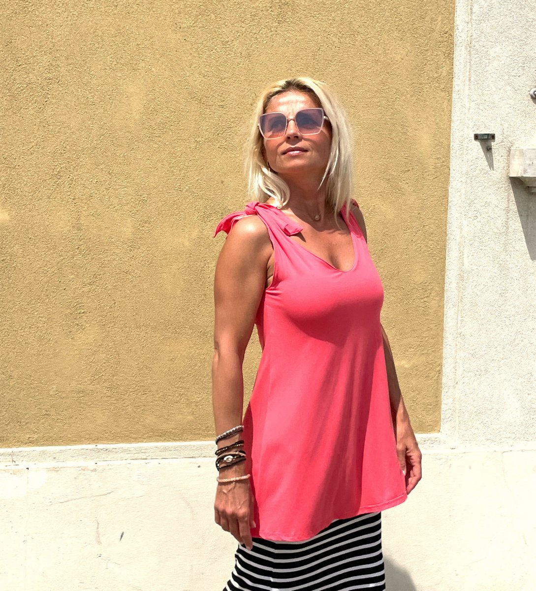 Zvonový top s vázáním na ramenou korálový