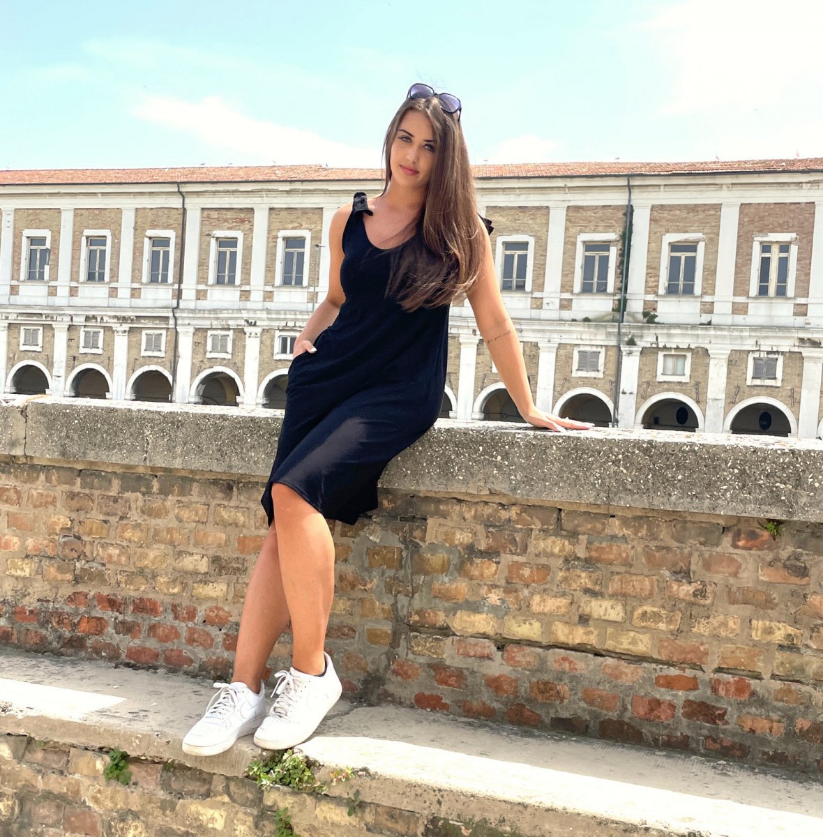 Zvonové šaty s vázáním na ramenou černé