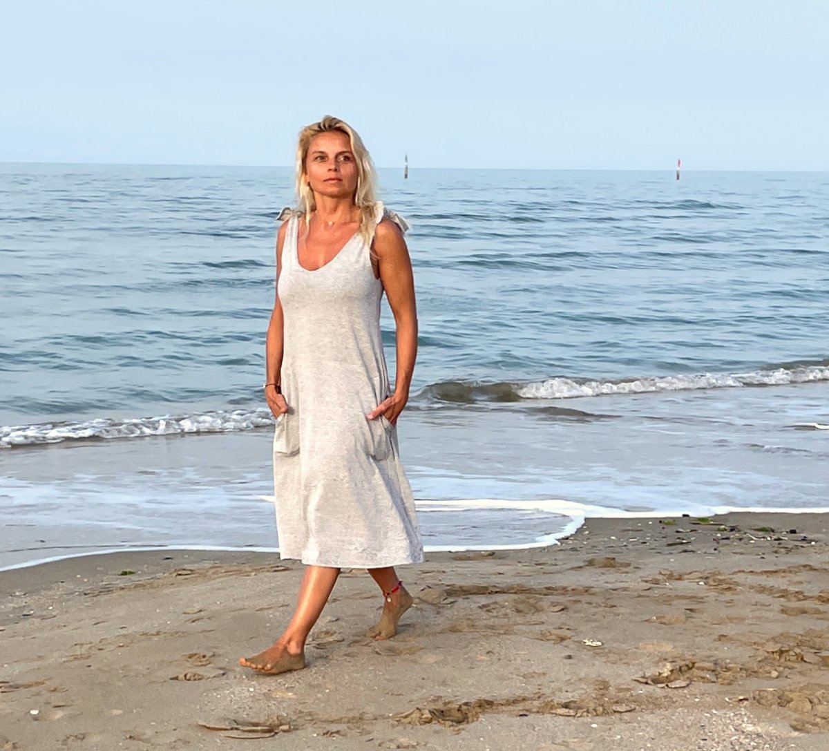 Zvonové šaty s vázáním na ramenou šedé