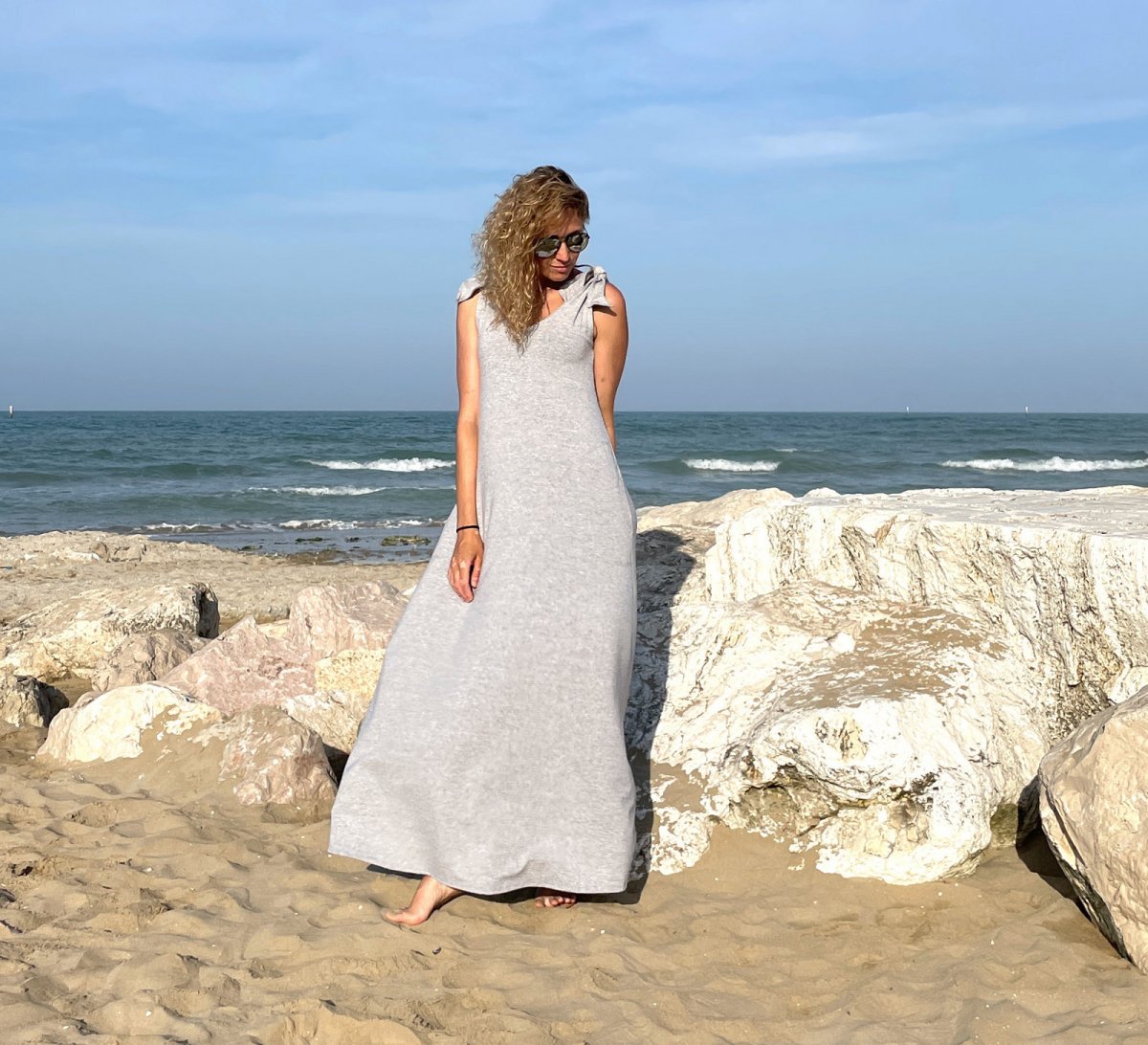 Zvonové šaty dlouhé s vázáním na ramenou šedé