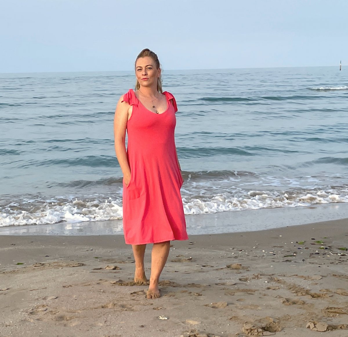 Zvonové šaty s vázáním na ramenou korálové