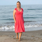 Zvonové šaty s vázáním na ramenou korálové