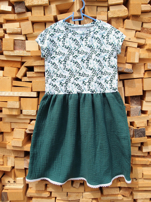 V MRCHU A KAPRADÍ (122/128) - dívčí šaty