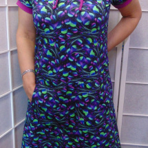 Šaty s kapucí - barevná peříčka, velikost XXL - MAXI SLEVA:)