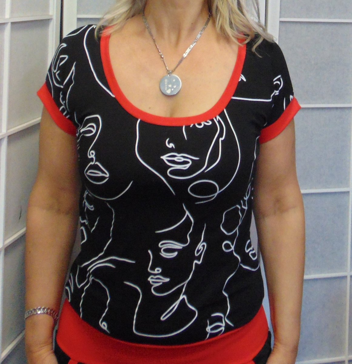 Tričko - tváře s červenou (bavlna)