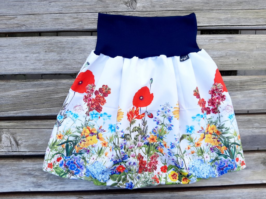 LOUKA na bílé  _ balonová sukýnka 