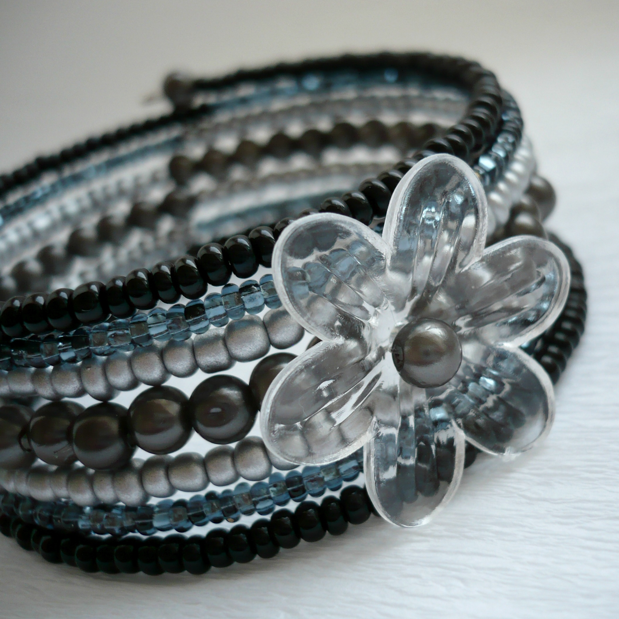 Grafitové kytičky - náramek