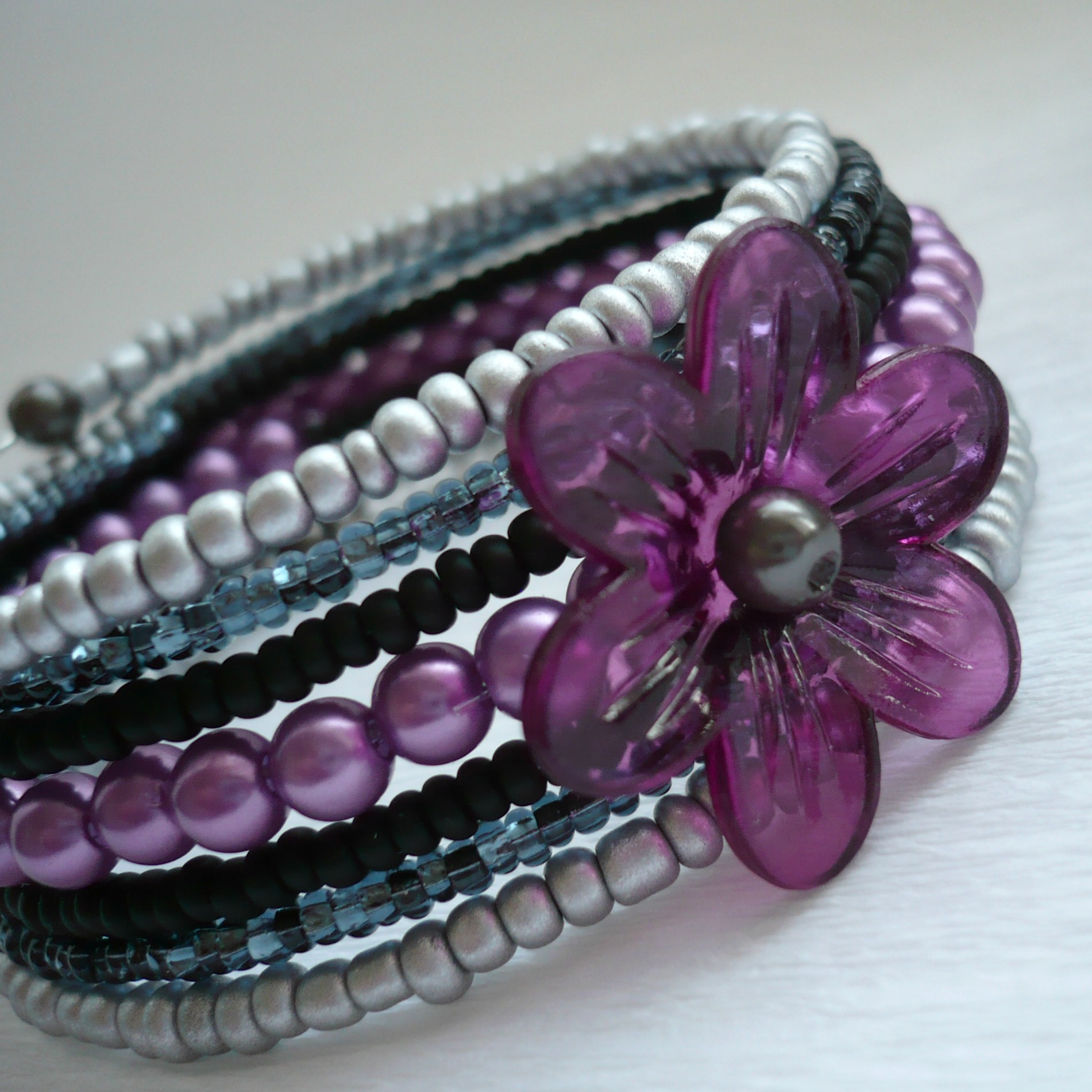 Fialové kytičky - náramek