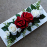 Červené a bílé růže na bílé lesklé plastové misce_ vánoční dekorace na stůl