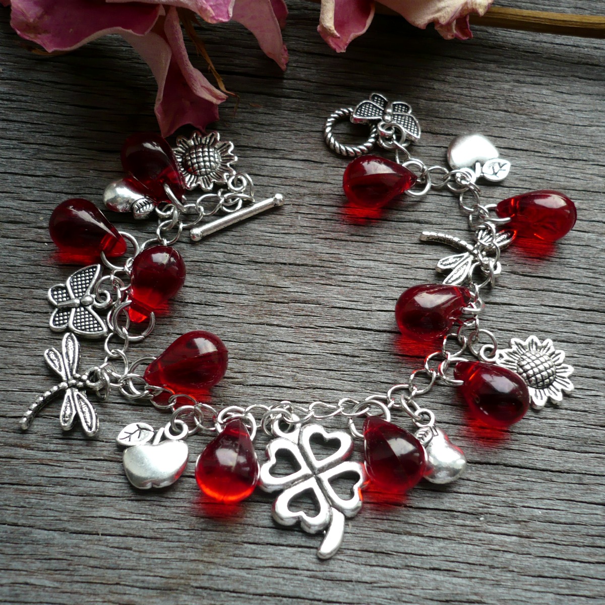 Červené kapky s jablíčky