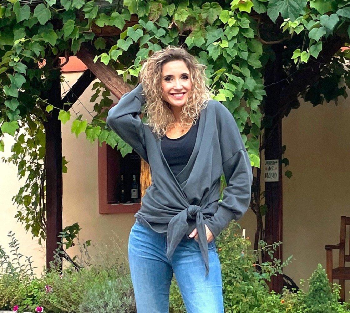 Šedá mikina s vázáním