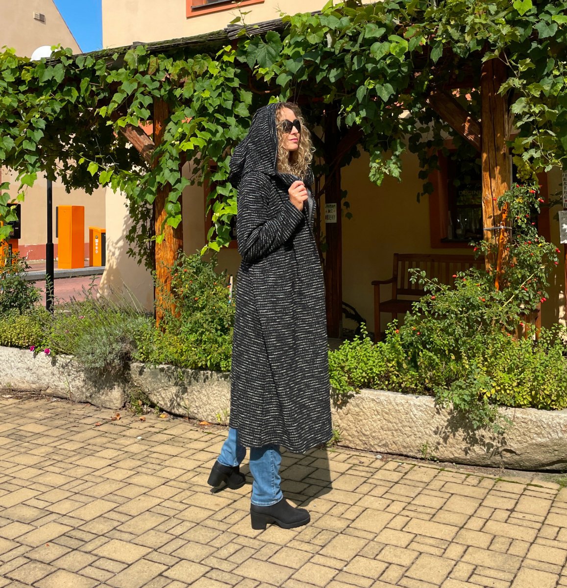 Černošedý kardigan s kapucí