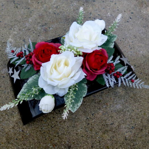 Vánoční dekorace na stůl_ bílé a červené růže na černé misce 