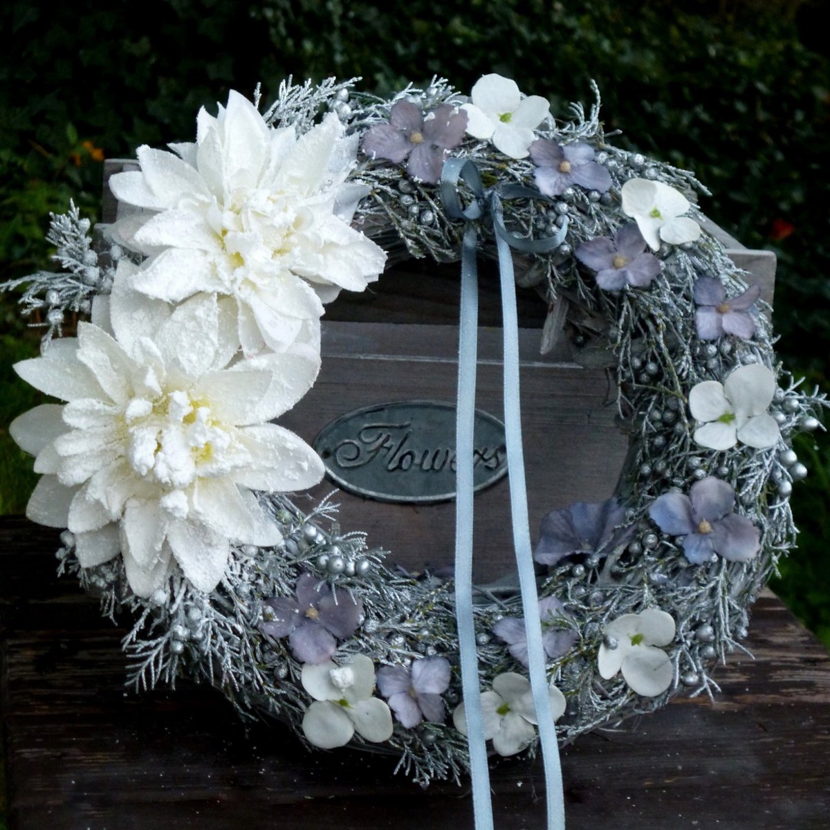 Stříbrný věnec s jalovcem, bílými dahliemi a hortenzií