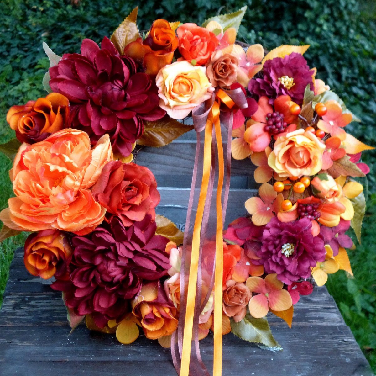 Ohnivý věnec s hedvábnými pivoňkami, dahliemi a hortenzií