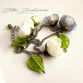 "Fialovobílé" květinový náramek, sklo