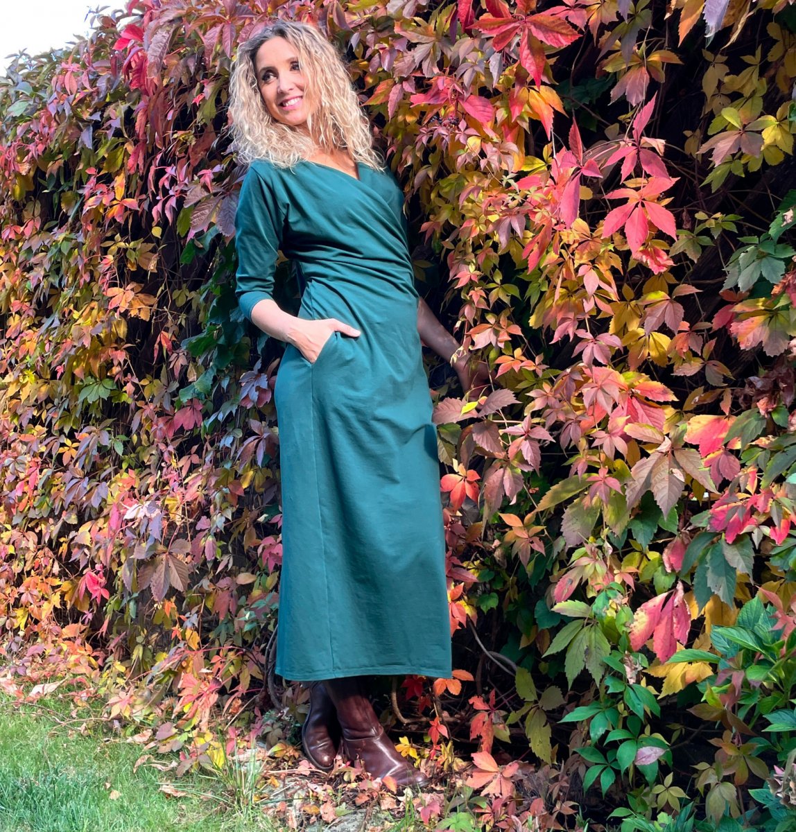 Dlouhé křížené zelené šaty