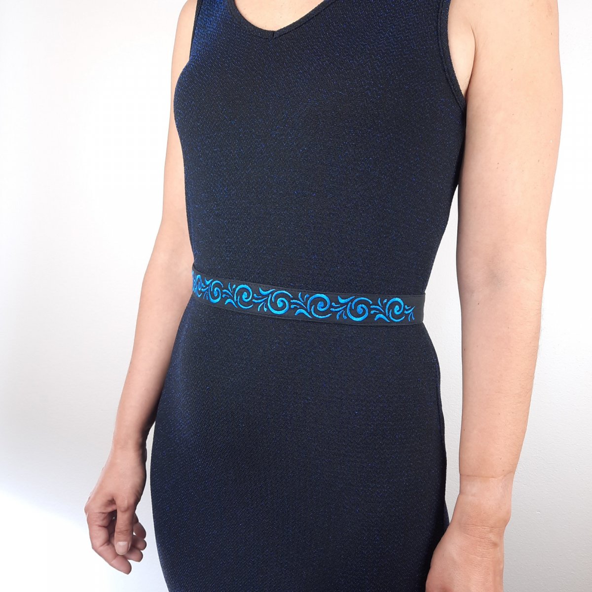 Vyšívaný Opasek ke Společenským Šatům Lisa Modrý