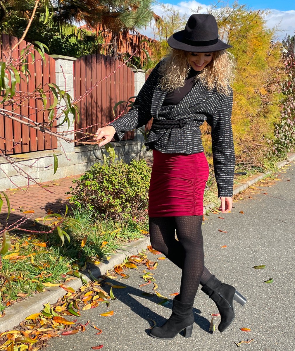 Pouzdrová řasená sukně s podšívkou vínová