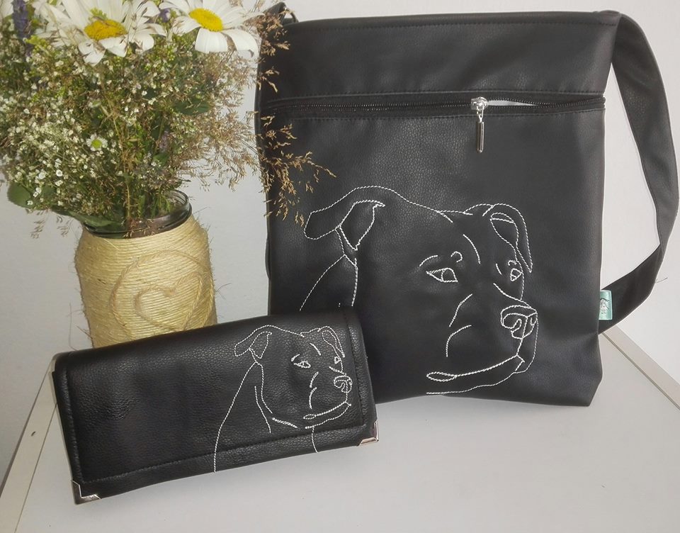 kabelka na procházce se Stafordem 