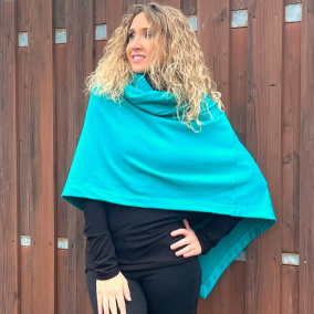 Tyrkysové rolákové pončo bez rukávů