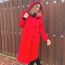Červený dlouhý kabátek