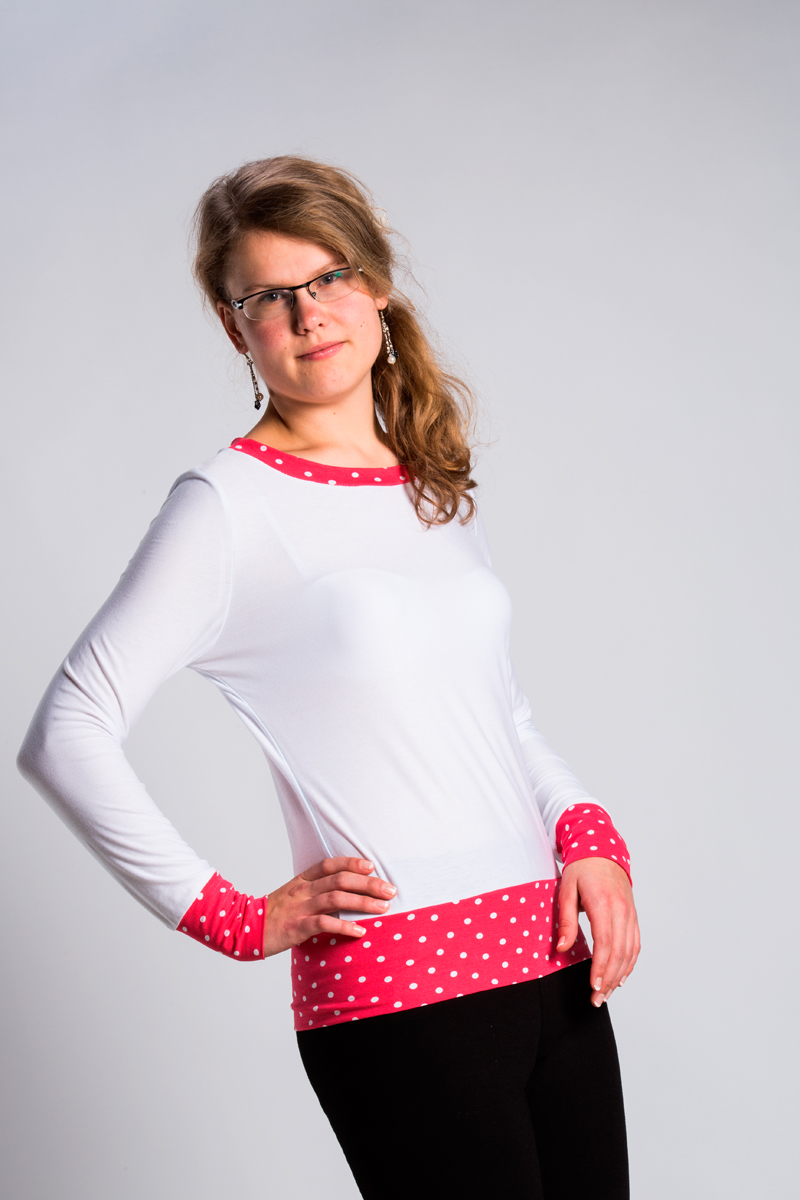 BÍLÉ TRIČKO S PUNTÍKY