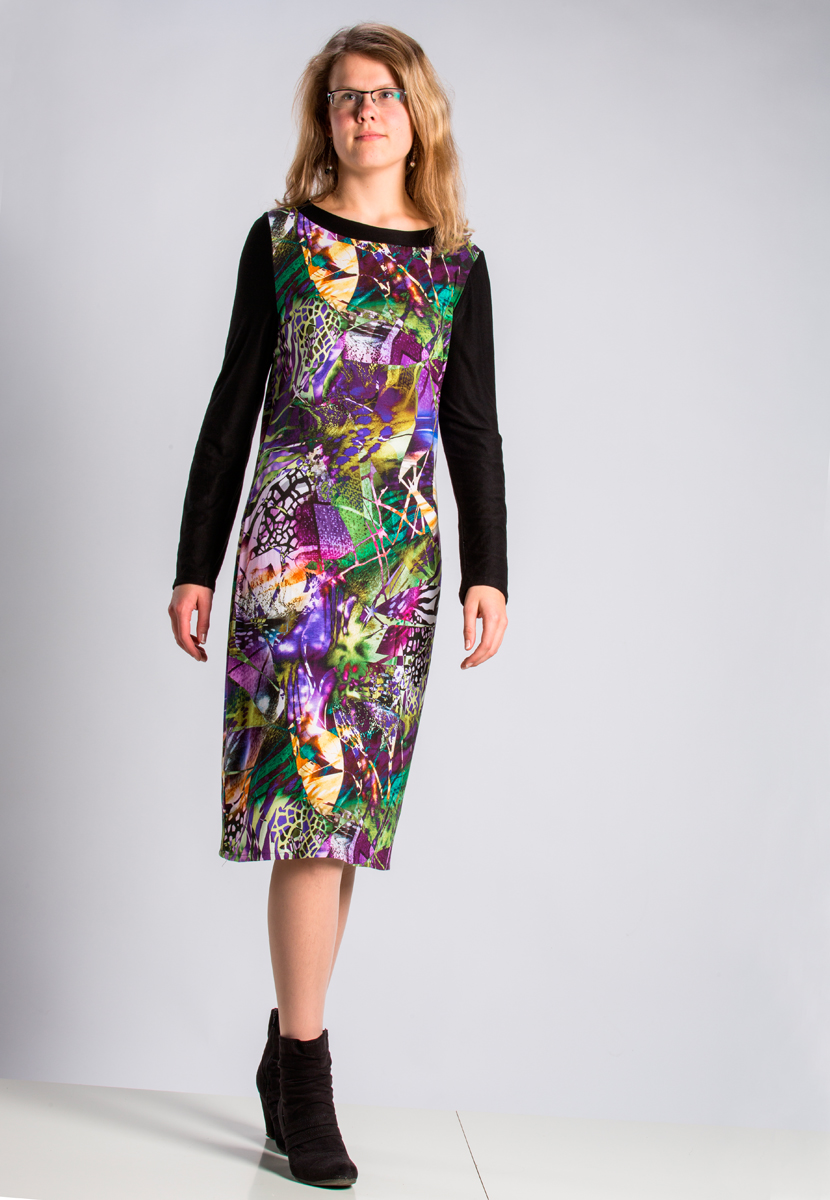 ÚPLETOVÉ ŠATY S FIALOVÝM VZOREM