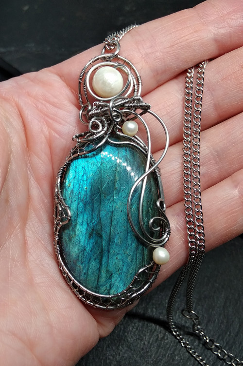 Výrazný labradorit s perlami