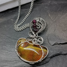 Jantar granátky zdobený