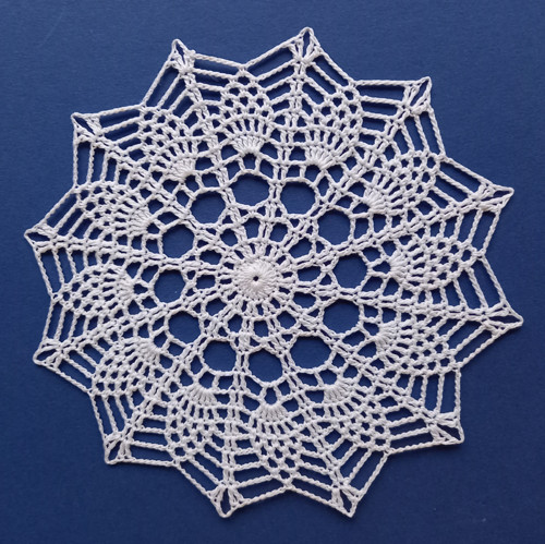 Pavučinka, dečka 16 cm - bílá ananas-53