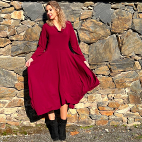 Šaty s cípy vínové