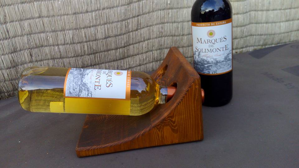 Dřevěný stojan na víno