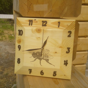 Smrkové hodiny s motivem včely