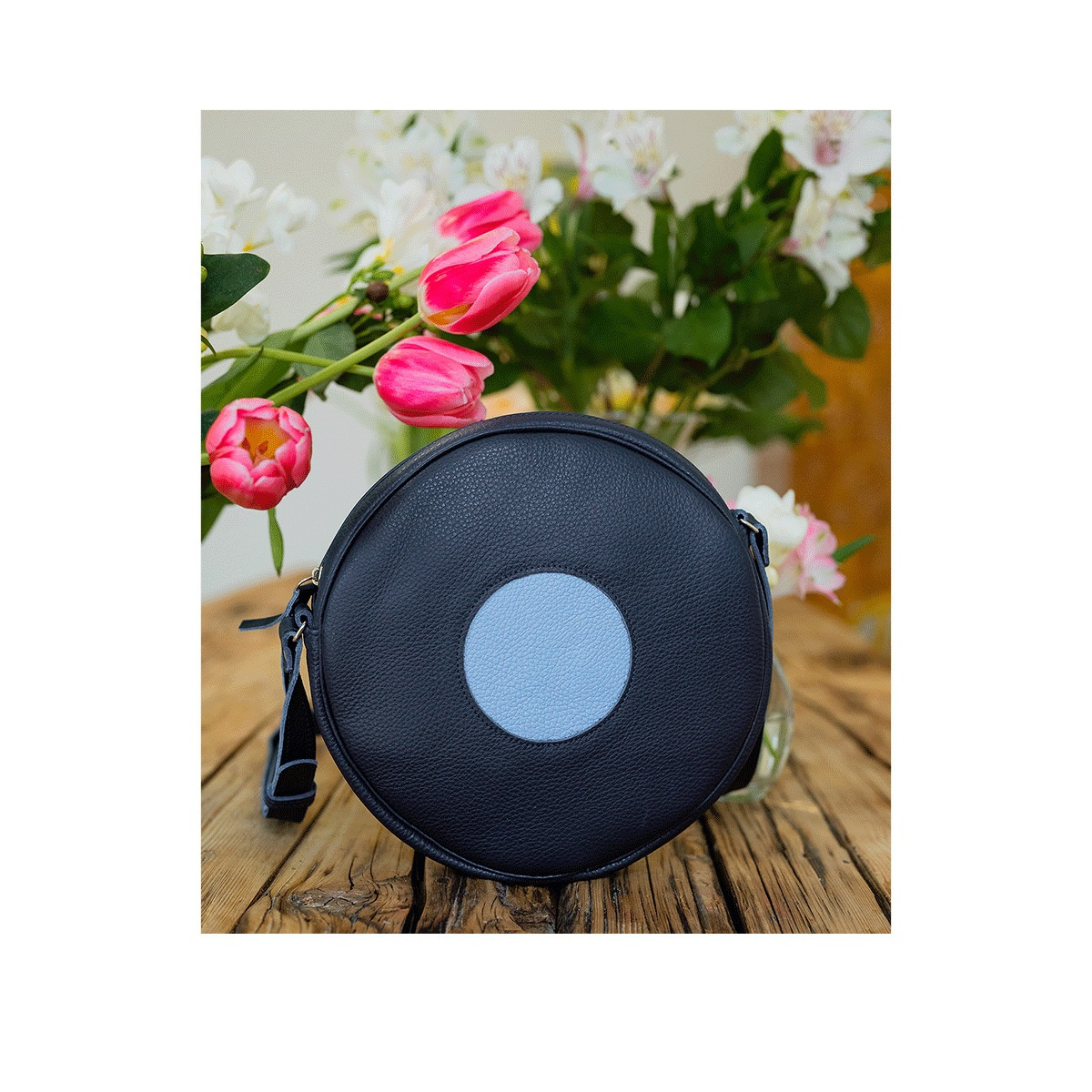 Malá kulatá kožená kabelka