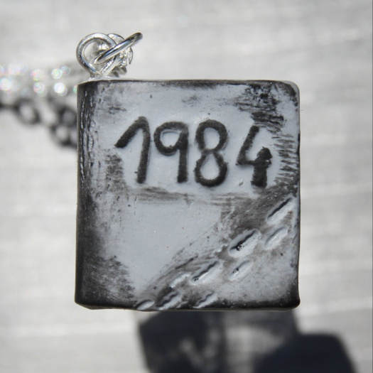 Náhrdelník fimo knížka - Orwell, 1984