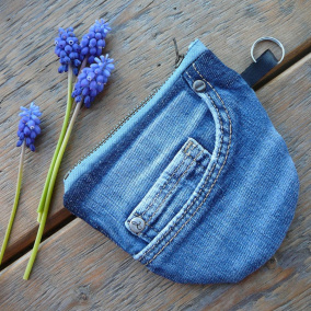 Taštička nebo klíčenka.