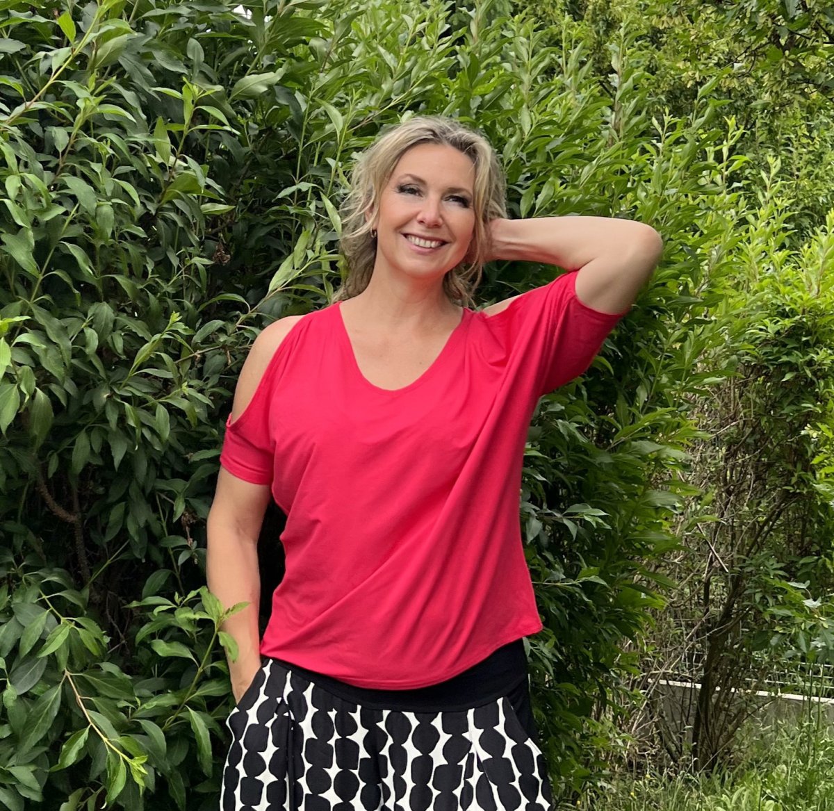 Magenta tunika volná ramena krátký rukáv