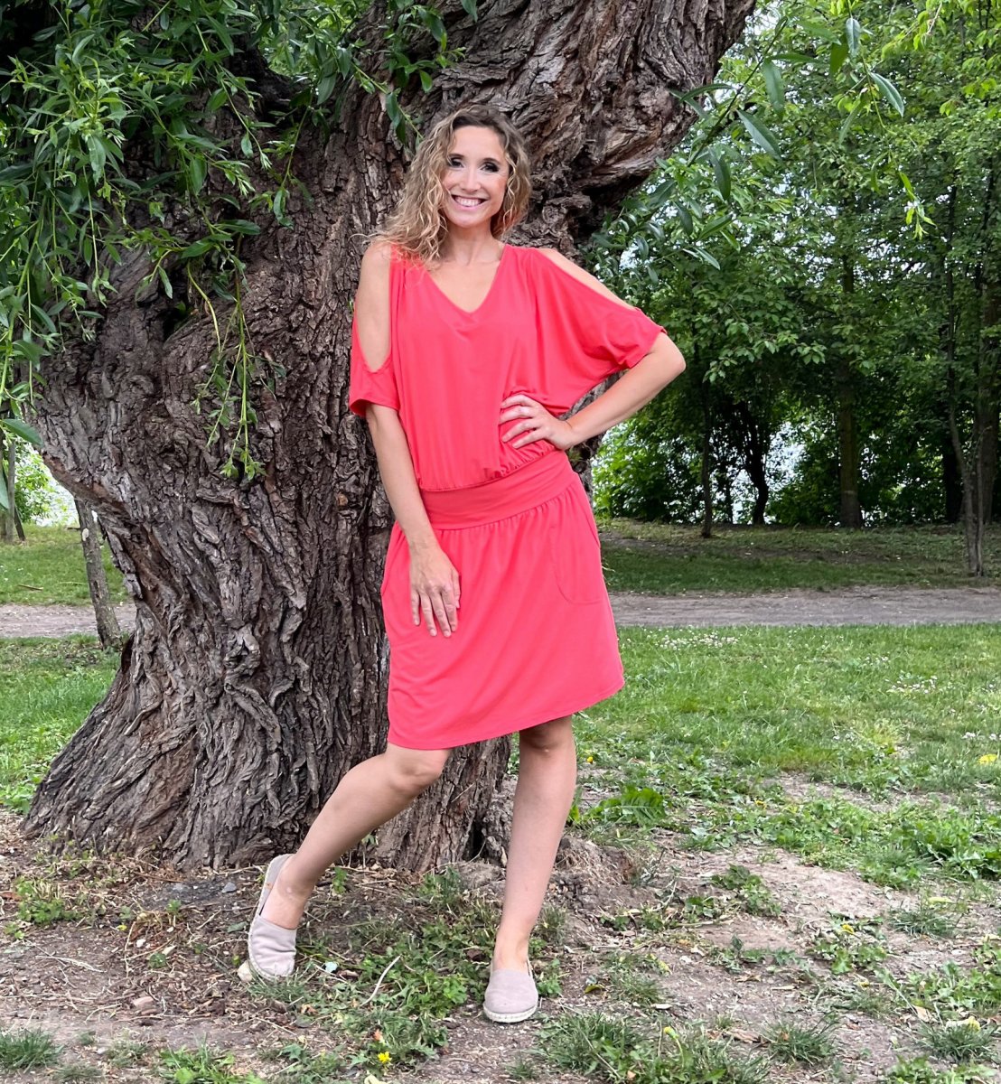 Korálové krátké šaty s prostřihy