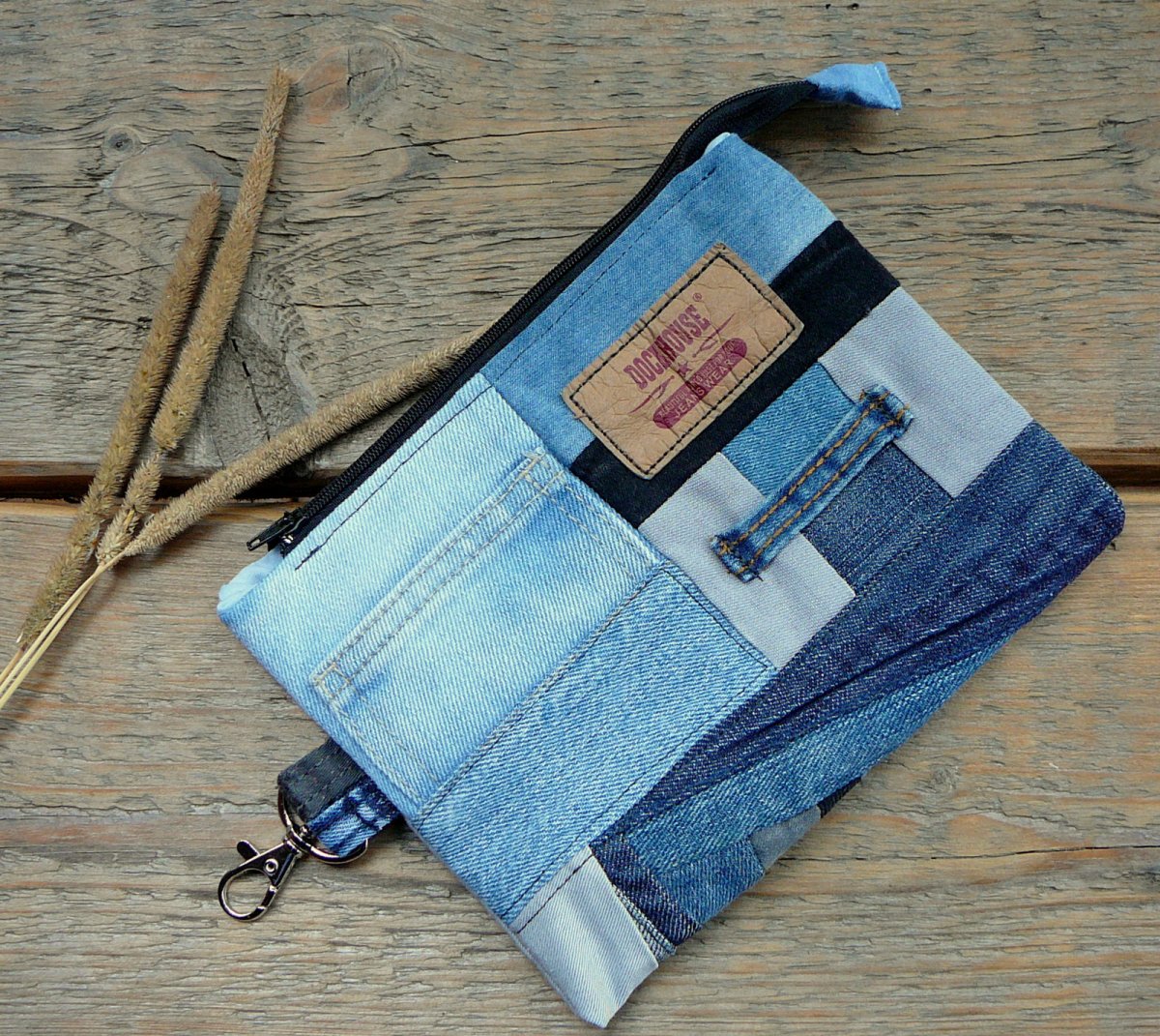 Taštička s karabinkou.