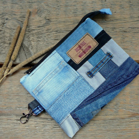 Taštička s karabinkou.