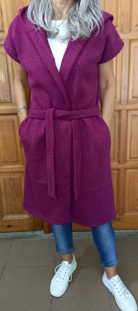 Dlouhá vesta s páskem - barva ostružina (svetrovina)