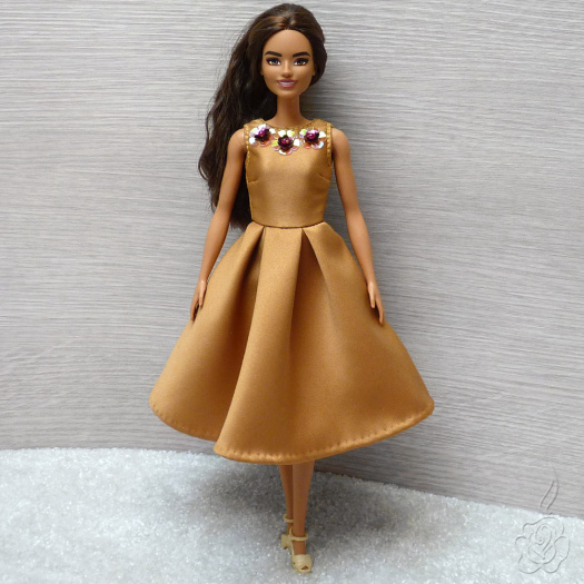 Zlaté šaty pro Barbie